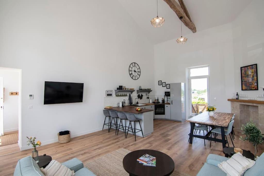 Treize Maison 3 Bed House In Centre Of Saint Severin 외부 사진